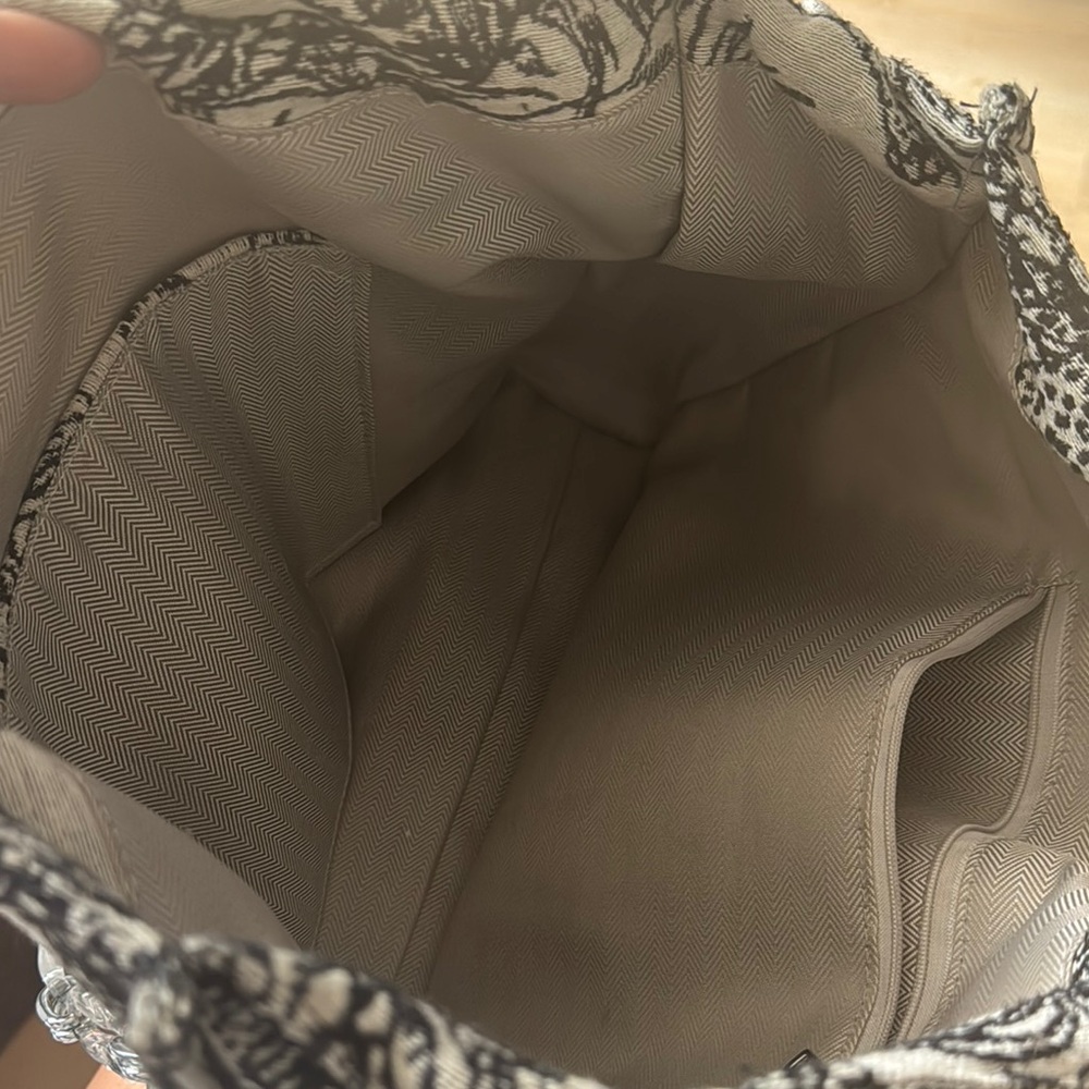 Elegant Black and White Tote Bag - Picture 4 of 5